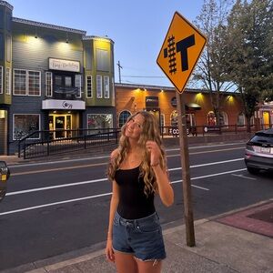 Meet your Posher, Avin